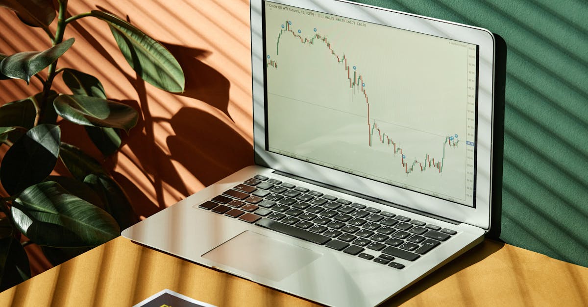 découvrez les principaux chart patterns en trading, apprenez à les reconnaître et à les utiliser pour anticiper les tendances des marchés financiers et améliorer votre analyse technique.