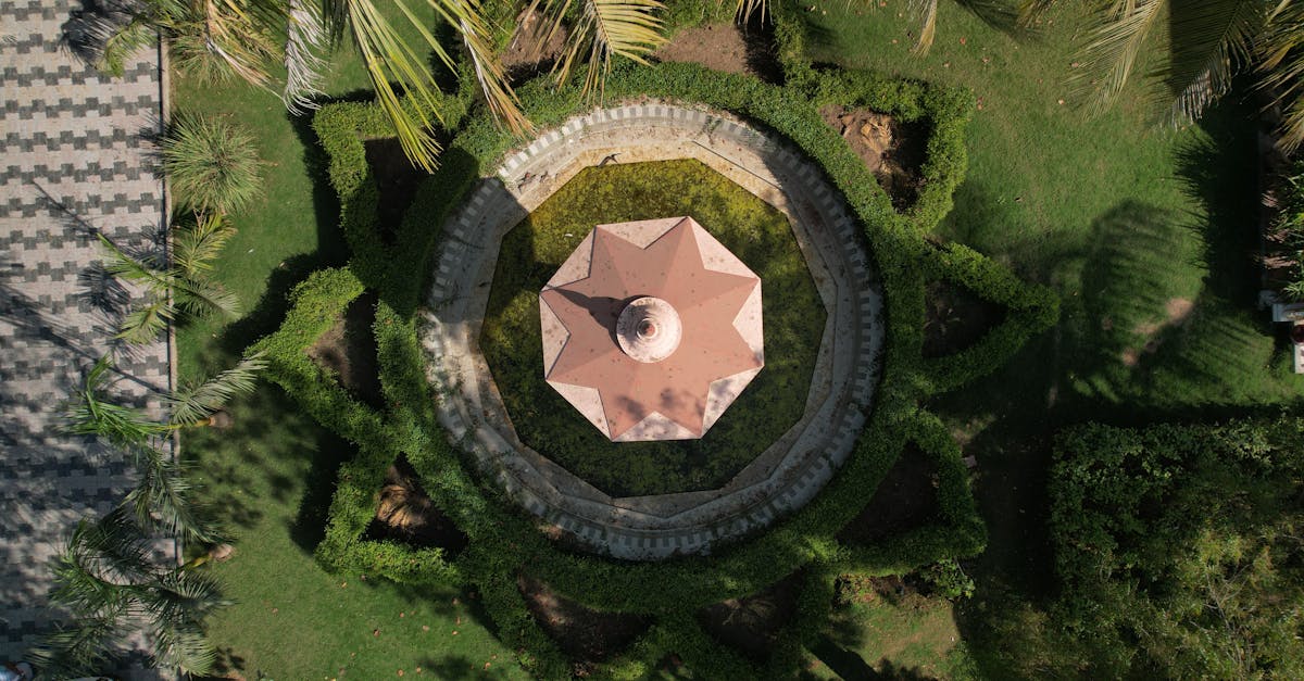 découvrez le hedging, une stratégie financière utilisée pour limiter les risques liés aux fluctuations du marché. apprenez comment le hedging protège vos investissements et optimise votre portefeuille.