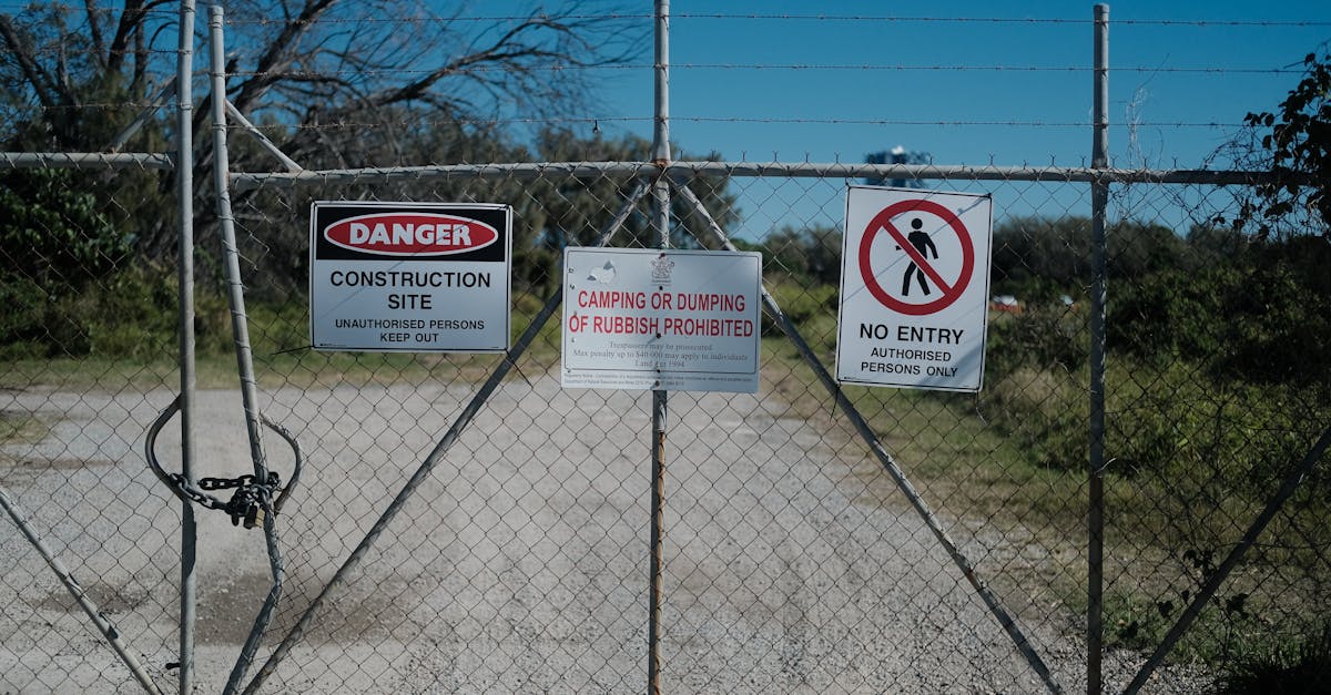 découvrez tout ce qu'il faut savoir sur le découvert bancaire non autorisé : définition, conséquences, frais et conseils pour éviter ce type de situation financière.